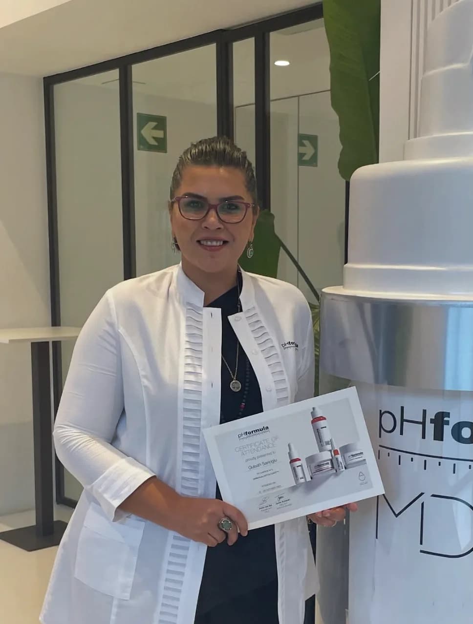 Salon uzmanı, pHformula cilt bakımı eğitim sertifikasıyla